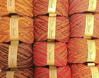Fios de lã reciclados em marrom quente, laranja e vermelho da VinThreadAndMore. Bolos de fios reciclados