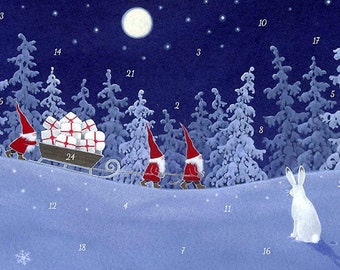 Può includere: Scena illustrata del calendario dell'Avvento natalizio. Tre gnomi in cappotti rossi tirano una slitta di regali avvolti attraverso una foresta innevata. Un coniglio bianco è seduto vicino. Lo sfondo è un cielo notturno blu scuro con luna piena e stelle.