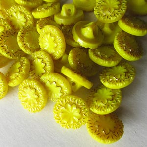 8 Vintage Czech Glass Buttons Handmade Yellow And Gold Glass Czechoslovakia  NB-28