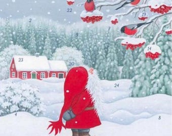 Può includere: Una scena invernale stravagante con una figura vestita di rosso con un lungo cappello a punta, che cammina attraverso un paesaggio innevato. L'illustrazione include una casa rossa, alberi coperti di neve e uccelli sui rami con bacche rosse. I numeri sono sparsi.