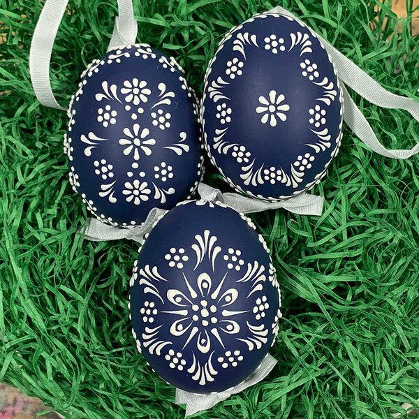 One Slovakia Easter Egg Traditional Folkloric Pysanky Eastern European Ornament EUE807-BL