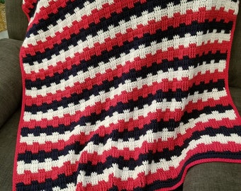 Afghan au crochet rouge, blanc et bleu foncé | LIVRAISON GRATUITE | Fabriqué à la main aux États-Unis par moi.