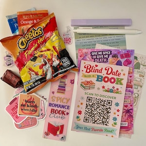 Könnte beinhalten: Eine Auswahl an Artikeln, darunter eine Tüte Flamin' Hot Cheetos, Aufkleber, Lesezeichen, Teebeutel, ein Stift und ein Textmarker. Die Lesezeichen tragen die Aufschrift "Spicy Romance Book Club" und "Blind Date with a Book."
