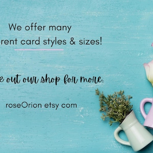 Puede incluir: Un fondo azul turquesa con texto blanco que dice "We offer many different card styles & sizes! Check out our shop for more: roseOrion etsy.com". Dos peque&ntilde;as jarras de cer&aacute;mica, una azul claro y otra morada claro, est&aacute;n llenas de flores blancas y ramitas verdes.
