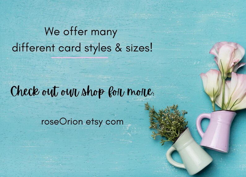 Puede incluir: Un fondo azul turquesa con texto blanco que dice "We offer many different card styles & sizes! Check out our shop for more: roseOrion etsy.com". Dos peque&ntilde;as jarras de cer&aacute;mica, una azul claro y otra morada claro, est&aacute;n llenas de flores blancas y ramitas verdes.