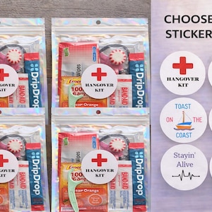 Op de afbeelding: Vier doorzichtige, iriserende zakken met ritssluiting gevuld met katerkits, elk met een rode kruissticker met de tekst "Hangover Kit". De kits bevatten pepermunt, doekjes en andere kleine items. Er wordt een selectie van stickerstijlen getoond.