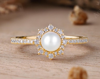 Anillo de compromiso vintage con perla redonda: Anillo de promesa nupcial único con halo de moissanita en oro amarillo de 14 quilates