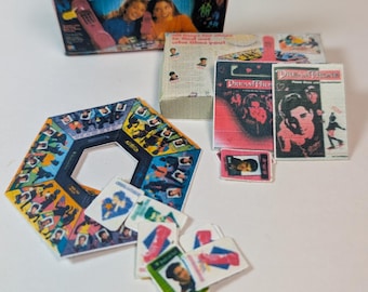 Juego de mesa con el teléfono de ensueño en miniatura de los años 90