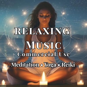 Op de afbeelding: Een vrouw in een witte top zit in een meditatieve pose, omringd door brandende kaarsen. De afbeelding bevat de tekst "RELAXING MUSIC Commercial Use Meditation • Yoga • Reiki" in een gestileerd lettertype, tegen een serene, blauw getinte achtergrond met zachte verlichting.
