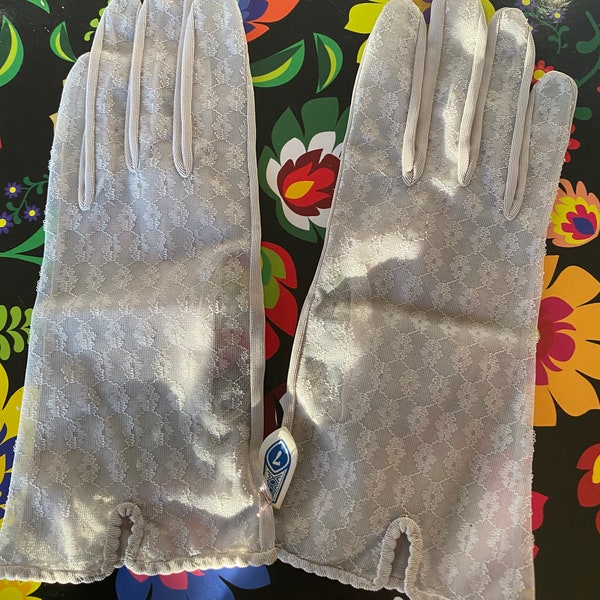 Pretty Vintage 1950s Germany Dove GRAY Wrist Length Floral Lace Driving GLOVES Medium Size 7 Semi-shear Notched Cuff NOS Prom Easter Cocktai