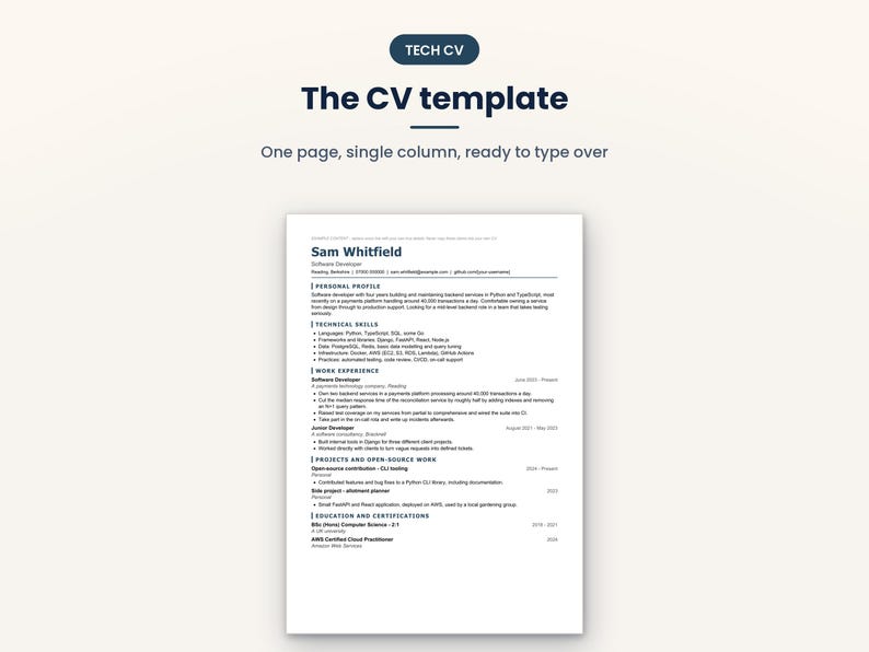 Puede incluir: Una plantilla de curr&iacute;culum de una sola columna titulada The CV template, con una etiqueta de encabezado azul oscuro marcada como TECH CV. El documento muestra un curr&iacute;culum de muestra para Sam Whitfield, que incluye secciones para perfil personal, habilidades t&eacute;cnicas, experiencia laboral, proyectos y educaci&oacute;n.
