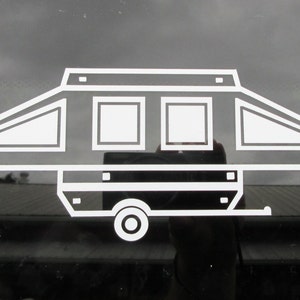Puede incluir: Silueta blanca de una caravana plegable con una sola rueda y dos ventanas a cada lado.