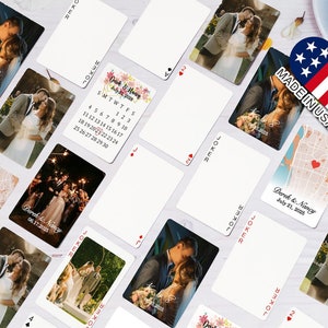 K&ouml;nnte beinhalten: Ein Spielkartenset mit Hochzeitsthema. Die Karten zeigen verschiedene Designs, darunter einen Kalender, eine Karte und ein Blumenmuster. Die Karten sind mit den Namen "Burch & Many" und dem Datum "July 21, 2023" bedruckt.