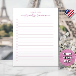 Pu&ograve; includere: Un blocco note bianco con righe rosa e un cerchio rosa attorno al testo "A note from Mandy VanSco".