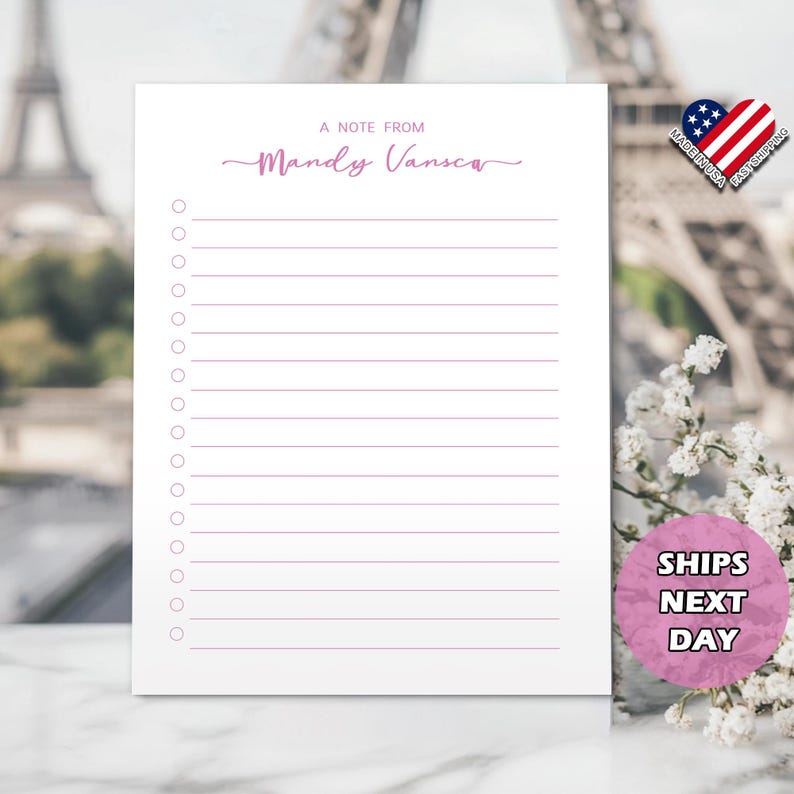 Pu&ograve; includere: Un blocco note bianco con righe rosa e un cerchio rosa attorno al testo "A note from Mandy VanSco".