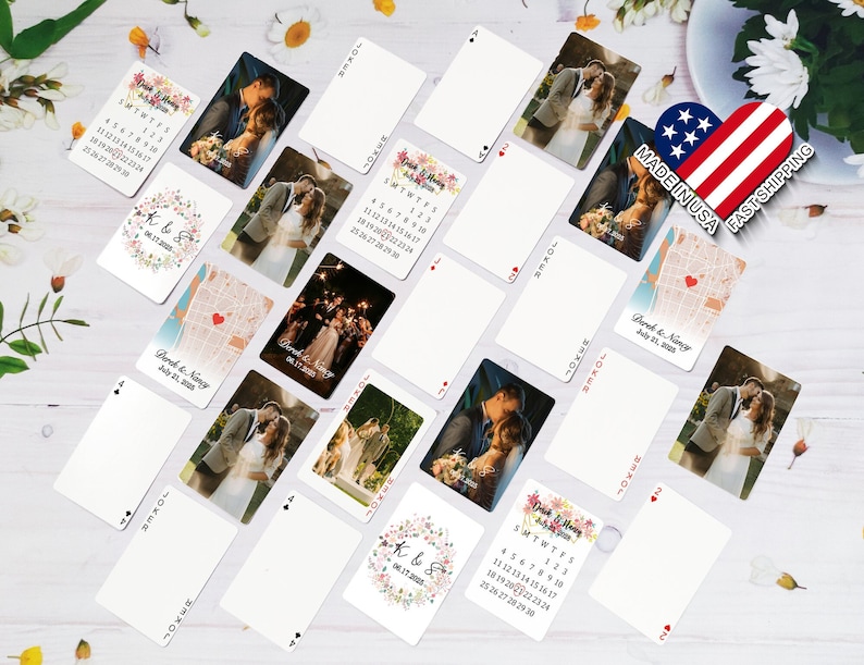 K&ouml;nnte beinhalten: Ein Spielkartenset mit Hochzeitsthema. Die Karten zeigen verschiedene Designs, darunter einen Kalender, eine Karte und ein Blumenmuster. Die Karten sind mit den Namen "Burch & Many" und dem Datum "July 21, 2023" bedruckt.