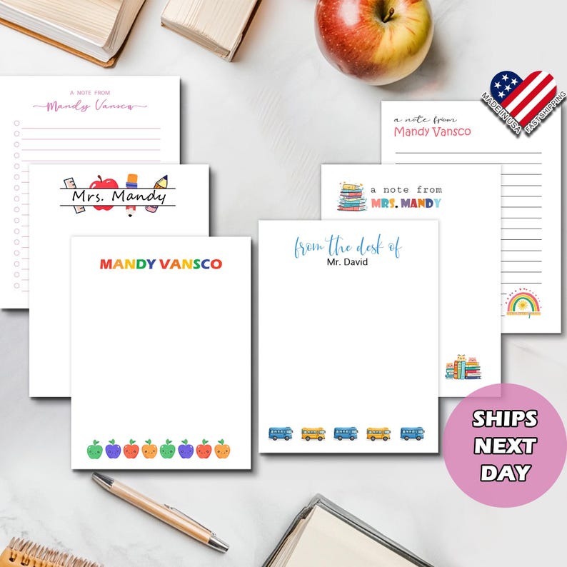 Pu&ograve; includere: Set di quattro blocchi per appunti per insegnanti con diversi design. I blocchi per appunti presentano illustrazioni colorate di mele, libri, autobus scolastici e arcobaleni. I blocchi per appunti sono etichettati con il testo "A note from Mandy Vansco", "Mrs. Mandy", "Mandy Vansco" e "From the desk of Mr. David".