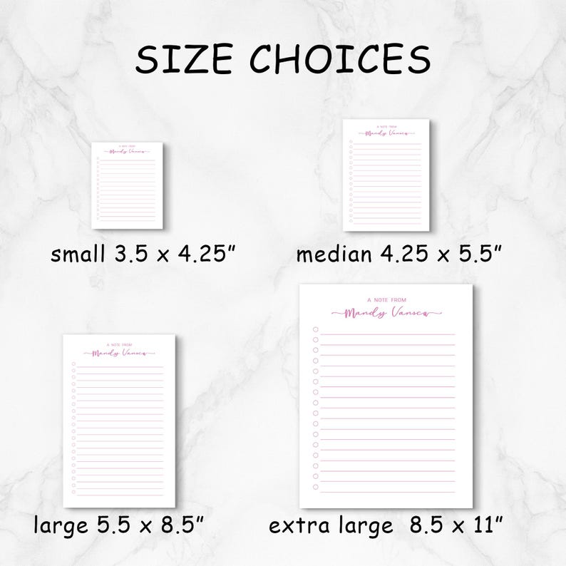 Pu&ograve; includere: Quattro diverse dimensioni di blocchi note vuoti con una scritta rosa che dice "A note from Mandy Vance". I blocchi note sono mostrati su uno sfondo di marmo bianco. Le dimensioni sono piccola (3,5 x 4,25 pollici), media (4,25 x 5,5 pollici), grande (5,5 x 8,5 pollici) ed extra large (8,5 x 11 pollici).