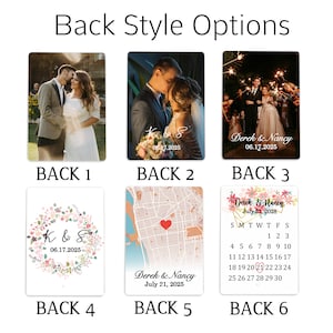 K&ouml;nnte beinhalten: Sechs verschiedene R&uuml;ckseitendesigns f&uuml;r eine Hochzeitseinladung. Die Designs beinhalten ein Foto des Paares, einen Blumenkranz, eine Stadtkarte mit einem Herzen, einen Kalender mit dem hervorgehobenen Hochzeitsdatum und zwei verschiedene Fotodesigns mit den Namen des Paares und dem Hochzeitsdatum.