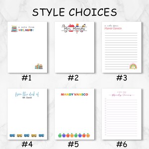 Pu&ograve; includere: Sei diversi design per blocchi note personalizzati. I design presentano illustrazioni a tema scolastico, come libri, mele, un autobus scolastico e un arcobaleno. Il testo sui blocchi note include "a note from", "Mrs. Mandy", "Mandy Vansco", "from the desk of" e "Mr. David".