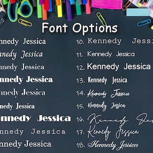 Pu&ograve; includere: Una lavagna nera con il testo "Font Options" scritto in bianco. Diciotto diversi stili di font sono visualizzati, numerati da 1 a 18, con il nome "Kennedy Jessica" scritto in ogni stile.