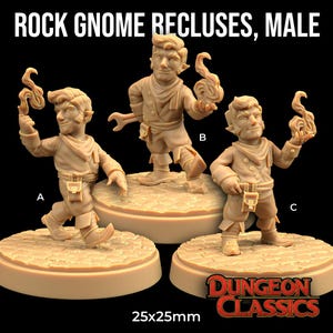 以下が含まれることがあります： 炎を持った岩のノームのミニチュアフィギュアが3体。ノームは薄い茶色に塗られており、丸い台座の上に立っています。台座は石畳のようにテクスチャ加工されています。画像の上部には「ROCK GNOME RECLUSES, MALE」というテキストがあります。画像の下部には「25x25mm」というテキストがあります。画像の下部には「DUNGEON CLASSICS」というテキストがあります。