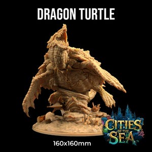 Pode incluir: Estatueta de Dragão Tartaruga bege com boca aberta, asas e carapaça texturizada. A base é arenosa e a estatueta tem 160x160mm. O texto "DRAGON TURTLE" está no topo.