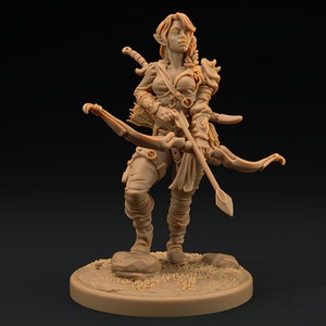 Puede incluir: Una figura en miniatura de plástico marrón de una mujer elfa con el pelo largo y castaño, que lleva una armadura de cuero y sostiene un arco y una flecha.