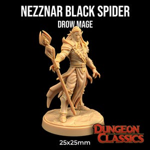 Puede incluir: Una figura miniatura pintada de un mago drow, sosteniendo un bastón, con el texto "Nezznar Black Spider Drow Mage" y "Dungeon Classics" en la base. La base mide 25 mm x 25 mm.