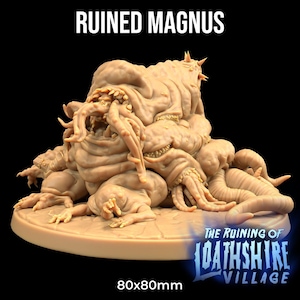 Könnte beinhalten: Eine detaillierte, beigefarbene, 3D-gedruckte Miniatur einer monströsen Kreatur namens "Ruined Magnus" aus dem Spiel "The Ruining of Loathshire Village". Die Miniatur ist 80 mm x 80 mm groß und steht auf einem runden Sockel.
