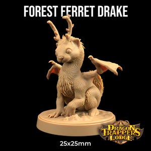 Puede incluir: Una pequeña criatura peluda beige con cuernos y alas. Tiene un hocico pequeño y puntiagudo y ojos grandes y redondos. La criatura está sentada sobre una base redonda con el texto "The Dragon Trappers Lodge" impreso en ella. La base tiene un diámetro de 25 mm.