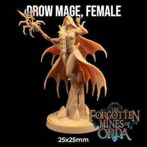 Puede incluir: Miniatura beige de una Drow Mage femenina. La figura posa con un báculo y una capa fluida. La base mide 25x25mm. El texto "DROW MAGE, FEMALE" está en la parte superior. El logotipo de The Forgotten Mines of Orda está en la parte inferior.
