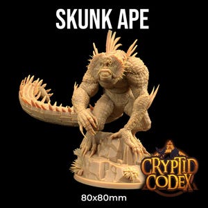Puede incluir: Figura beige de Skunk Ape, posando sobre una base rocosa. La criatura tiene una constitución musculosa, protuberancias puntiagudas y una larga cola. El texto "SKUNK APE" está encima de la figura y "CRYPTID CODEX" a la derecha. La base mide 80x80mm.