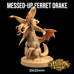 Puede incluir: Una miniatura impresa en 3D de un pequeño dragón marrón con un tentáculo de pulpo que le crece en la espalda. El dragón está sentado sobre una base redonda con el texto "The Dragon Trappers Lodge" y "25x25mm" impreso en ella. La miniatura se titula "Messed-Up Ferret Drake".