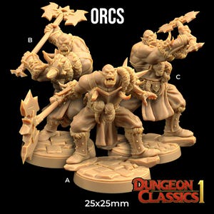 Könnte beinhalten: Drei unbemalte Plastikminiaturen von Orks, jede mit einer Streitaxt. Die Orks tragen Lederpanzer und haben grimmig aussehende Gesichter. Die Miniaturen stehen auf 25 mm quadratischen Sockeln. Das Bild enthält den Text "ORCS" und "DUNGEON CLASSICS 1".