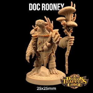 Pode incluir: Figura bege de uma criatura semelhante a uma tartaruga segurando uma bengala com cogumelos. A figura é rotulada como "DOC ROONEY" e mede 25x25mm. O logotipo Dragon Trappers Lodge é visível.