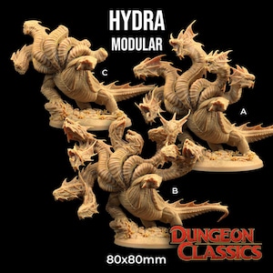 Puede incluir: Tres figuras modulares de hidra de color beige etiquetadas A, B y C, cada una con múltiples cabezas, cuerpos escamosos y colas con púas. El texto HYDRA MODULAR y DUNGEON CLASSICS es visible, junto con la medida 80x80mm sobre un fondo negro.