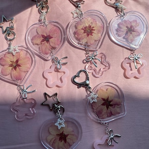 Pressed flower keyring  / real cherry blossom keychain / Sakura keychain