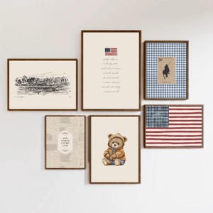 Può includere: Una collezione di stampe artistiche incorniciate con una varietà di disegni. Le stampe includono uno schizzo di paesaggio urbano, una bandiera americana, un orsacchiotto e un francobollo vintage. Le cornici sono di colore marrone caldo.