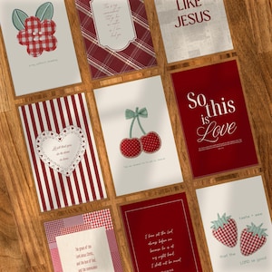 Puede incluir: Una colección de tarjetas de felicitación con varios diseños y texto. Las tarjetas presentan elementos bordados como una flor, cerezas y fresas. Otras tarjetas tienen texto que dice "So this is Love" y "Like Jesus". Las tarjetas están dispuestas sobre una superficie de madera.