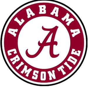 Può includere: Logo circolare con sfondo bianco e bordo rosso cremisi. Le parole "ALABAMA CRIMSON TIDE" sono scritte in bianco attorno al bordo. Una grande "A" bianca è al centro.