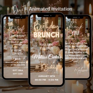 Könnte beinhalten: Digitale animierte Einladung für einen Geburtstagsbrunch. Die Einladung wird auf drei Smartphones angezeigt, mit Text einschließlich Details, einer Dankesbotschaft sowie Datum und Uhrzeit der Veranstaltung. Das Design zeigt Blumenarrangements und Kerzen.