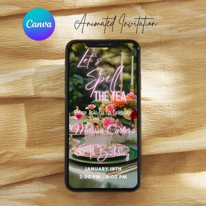 Pu&ograve; includere: Un invito digitale sullo schermo di uno smartphone con una scritta al neon rosa che dice "Let's Spill the Tea" e un arrangiamento floreale. L'invito &egrave; per il 80&deg; compleanno di Melissa Carter il 18 gennaio dalle 15:00 alle 17:00.