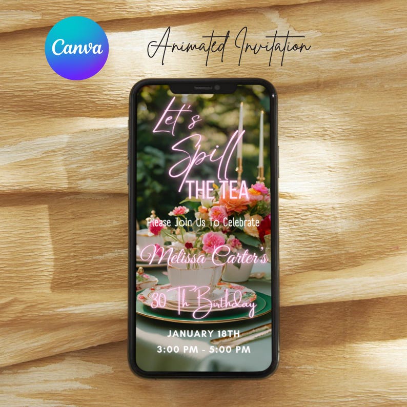 Pu&ograve; includere: Un invito digitale sullo schermo di uno smartphone con una scritta al neon rosa che dice "Let's Spill the Tea" e un arrangiamento floreale. L'invito &egrave; per il 80&deg; compleanno di Melissa Carter il 18 gennaio dalle 15:00 alle 17:00.