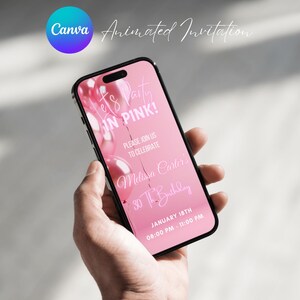 K&ouml;nnte beinhalten: Ein Smartphone zeigt eine animierte rosa Einladung zu einer Geburtstagsfeier. Die Einladung lautet "Let's Party IN PINK!" mit Details f&uuml;r Melissa Carters 30. Geburtstag am 18. Januar. Das Canva-Logo ist sichtbar.