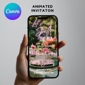 Pu&ograve; includere: Un invito digitale sullo schermo di uno smartphone per una festa di compleanno di 30 anni. L'invito presenta un arrangiamento floreale con una tazza da t&egrave; e un piattino, e il testo "Let's Spill The Tea" in lettere al neon rosa. L'invito &egrave; per la festa di compleanno di 30 anni di Melissa Carter il 18 gennaio dalle 15:00 alle 17:00.