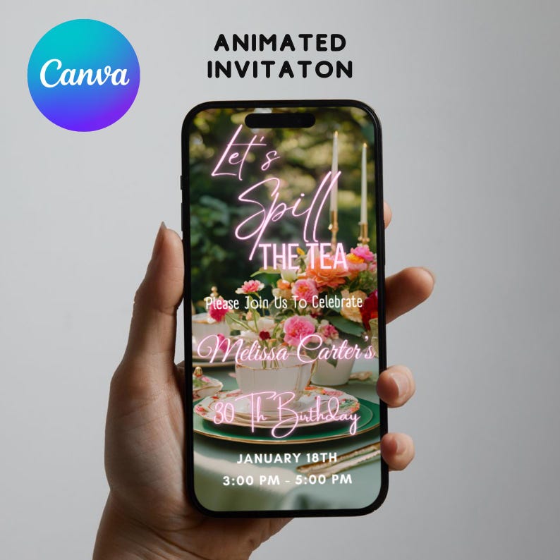 Pu&ograve; includere: Un invito digitale sullo schermo di uno smartphone per una festa di compleanno di 30 anni. L'invito presenta un arrangiamento floreale con una tazza da t&egrave; e un piattino, e il testo "Let's Spill The Tea" in lettere al neon rosa. L'invito &egrave; per la festa di compleanno di 30 anni di Melissa Carter il 18 gennaio dalle 15:00 alle 17:00.