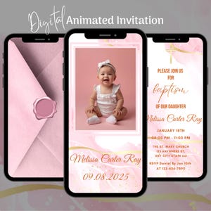 Può includere: Invito digitale animato su schermo di smartphone. L'invito presenta una bambina in abito bianco, uno sfondo acquerello rosa e oro, e il testo "Melissa Carter Ray" e "09.08.2025". L'invito è per un battesimo.