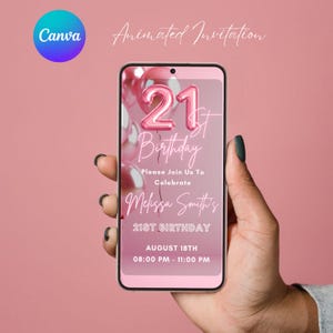Pu&ograve; includere: Lo schermo di uno smartphone rosa mostra un invito digitale per una festa di compleanno di 21 anni. L'invito presenta un numero 21 rosa su uno sfondo di palloncini rosa. Il testo recita "21st Birthday", "Please Join Us To Celebrate", "Melissa Smith's", "21st Birthday", "August 18th", "08:00 PM - 11:00 PM".