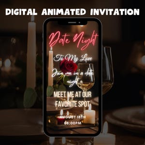 Könnte beinhalten: Eine digitale Einladung zu einem Date-Abend. Die Einladung zeigt ein romantisches Ambiente mit Kerzen, einer Rose und einem Glas Wein. Der Text lautet "Date Night", "To My Love", "Join me in a date night", "Meet me at our favorite spot", "August 18th" und "08:00PM".